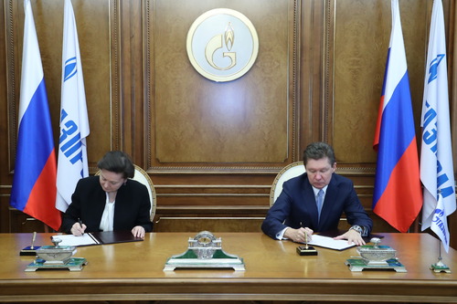 Наталья Комарова и Алексей Миллер во время подписания