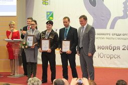 Андрей Годлевский (первый справа) вручил дипломы и грант победителям в номинации "Здоровый дух"