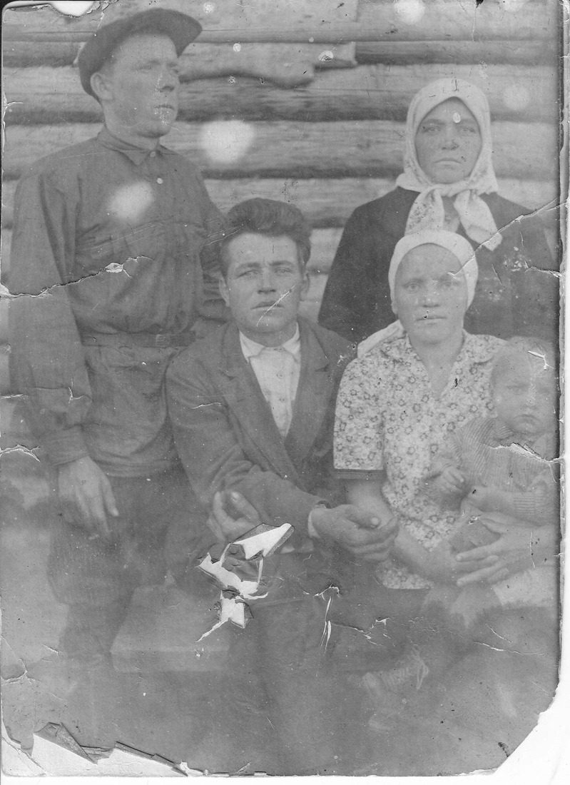Николай Лямин (внизу) с семьей