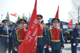 Торжественное шествие парада возглавили курсанты роты Почетного караула с Государственным флагом и копией Знамени Победы
