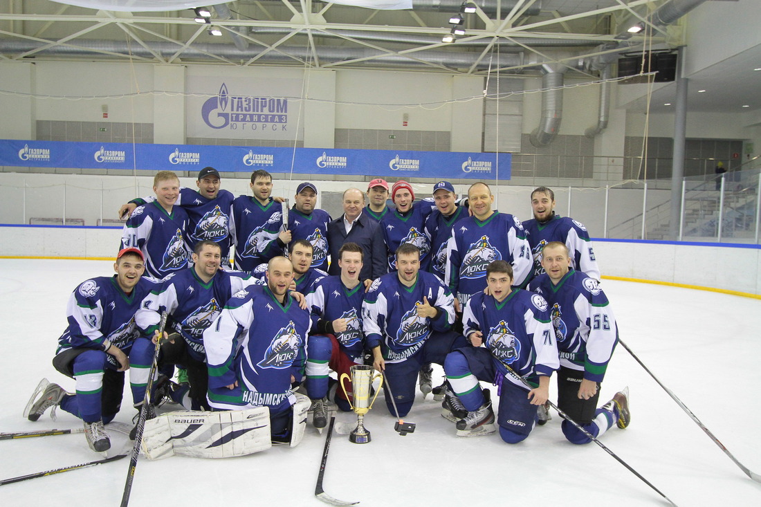 Победители турнира — команда Надымского региона с Петром Созоновым (в центре)