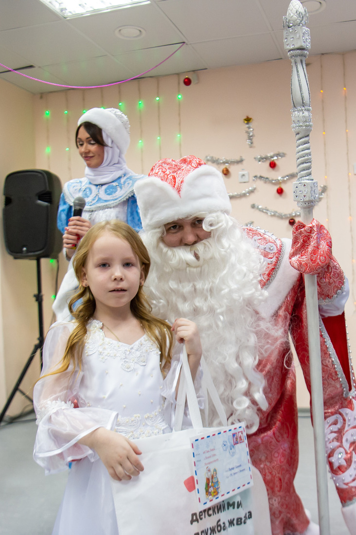 Сотрудники "Газпром трансгаз Югорска" поздравили малышей в рамках акции "Новогоднее дерево желаний"