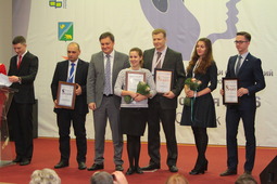 Андрей Годлевский (второй слева) вручил дипломы и грант победителям в номинации "НТТ"