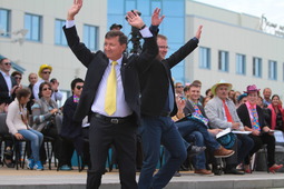 Раис Салахов и Валерий Братков (слева направо), приветствуют жителей города и участников карнавал-парада