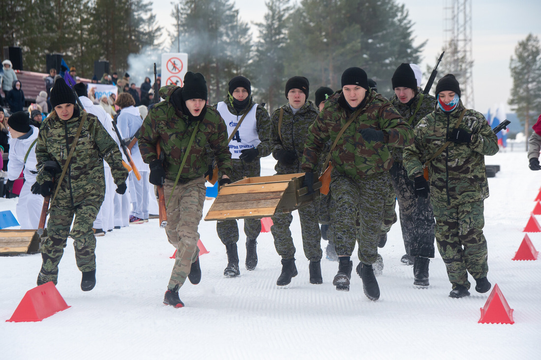 В Югорске прошла патриотическая акция "Достоинство! Сила! Отечество!"