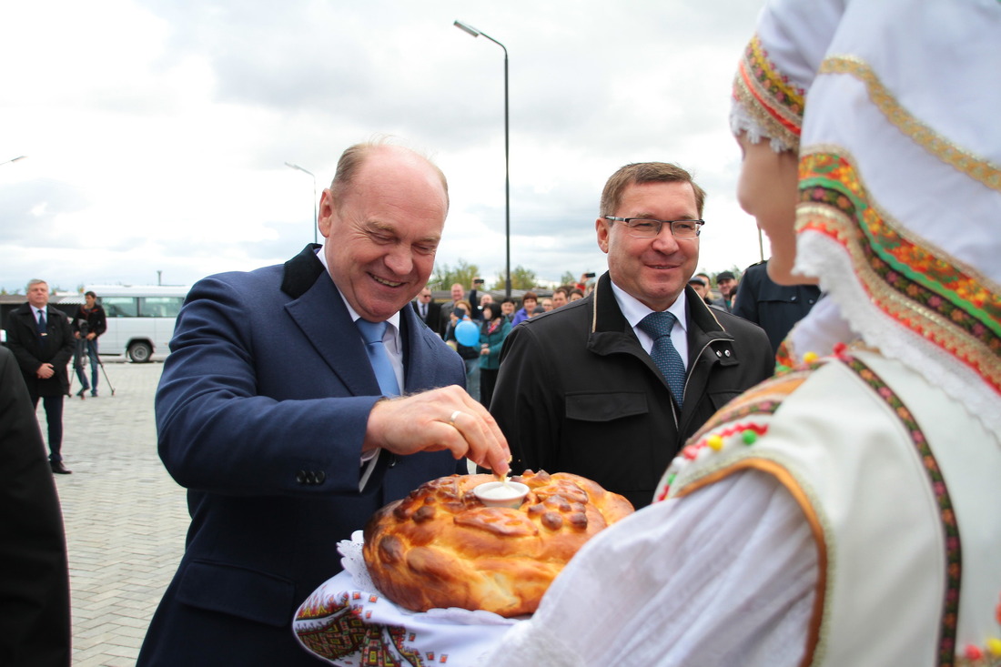 Почетных гостей пангодинцы встречали хлебом-солью. Слева направо Петр Созонов, Владимир Якушев