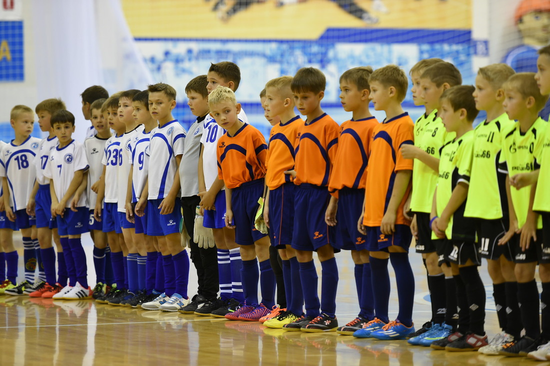 Участники турнира по мини-футболу среди детских команд