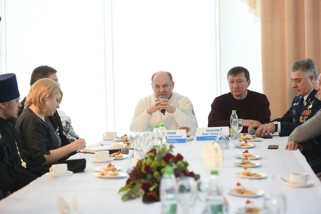 Генеральный директор ООО "Газпром трансгаз Югорск" Петр Созонов, глава г. Югорска Раис Салахов (слева направо) участвуют в обсуждении проблем гражданско-патриотического воспитания молодежи