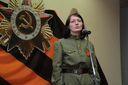 Участница программы «Листая страницы Книги памяти» читает авторское стихотворение ветерана войны