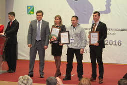 Андрей Годлевский (первый слева) вручил дипломы и грант победителям в номинации "Проектная идея"