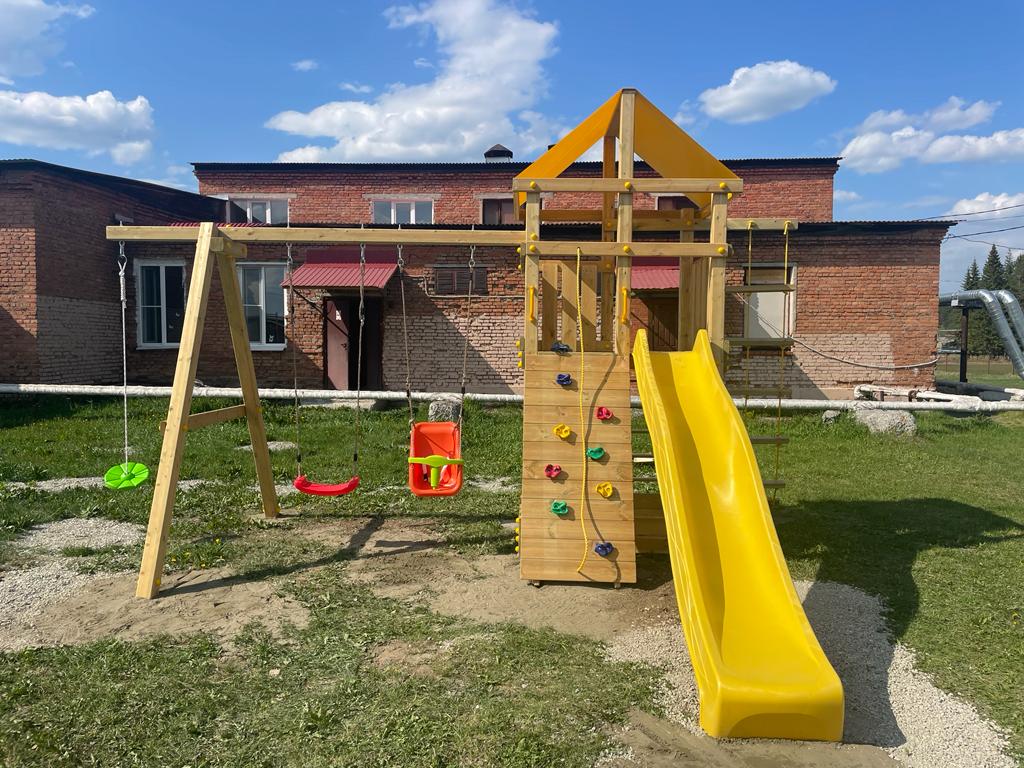 Газовики Карпинского ЛПУМГ установили игровую площадку на территории детского дома