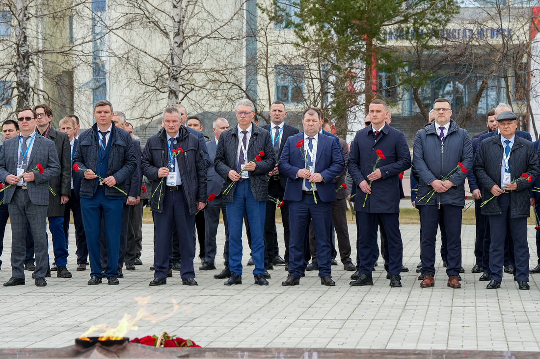 Возложение цветов к Вечному огню, зажженному в Югорске в рамках проекта ПАО «Газпром» «Храним огонь Победы»
