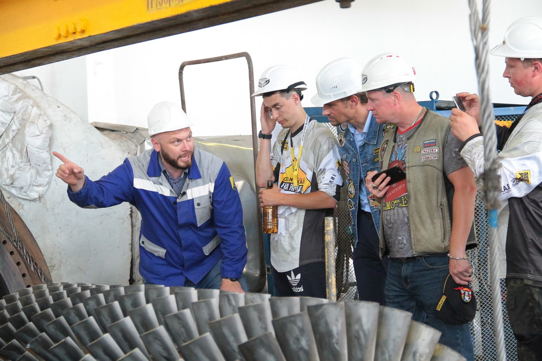 Участники экспедиции знакомятся с производственными объектами Комсомольского ЛПУМГ ООО «Газпром трансгаз Югорск»