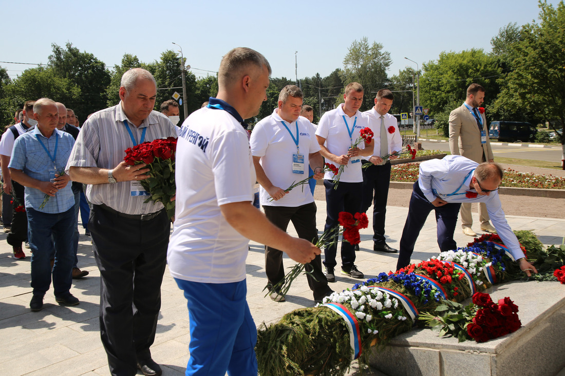 Участники соревнований возложили цветы в День памяти и скорби. Фото предоставлено Организаторами соревнований