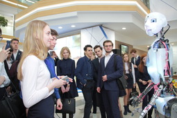 Участники Конкурса на выставке энергоэффективных технологий в центральном офисе ООО "Газпром трансгаз Югорск"