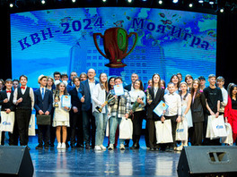 Участники мероприятия и члены жюри молодежной игры КВН