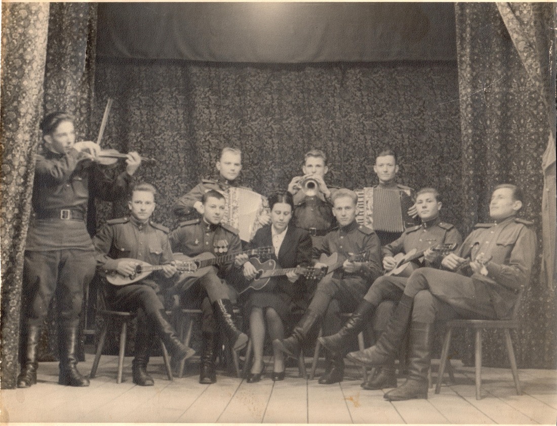 И на войне было место музыке (А. Ануфриев второй слева)