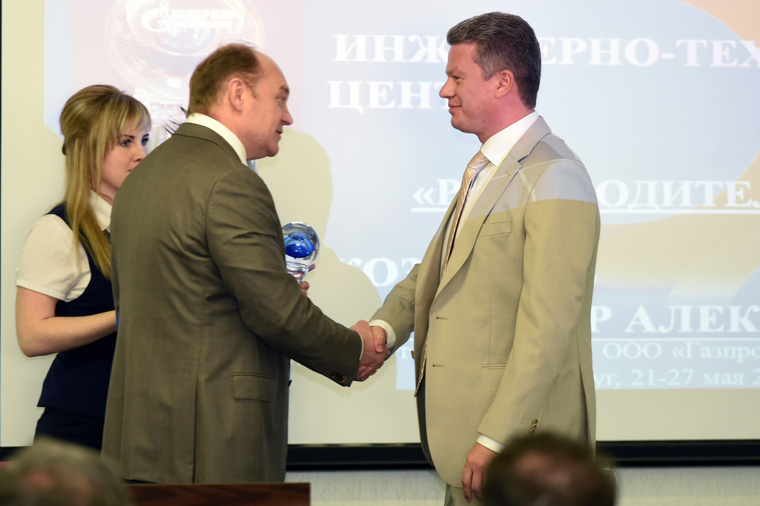 Владимир Козляков (справа) стал победителем в номинации «Лучший руководитель сервисного филиала»