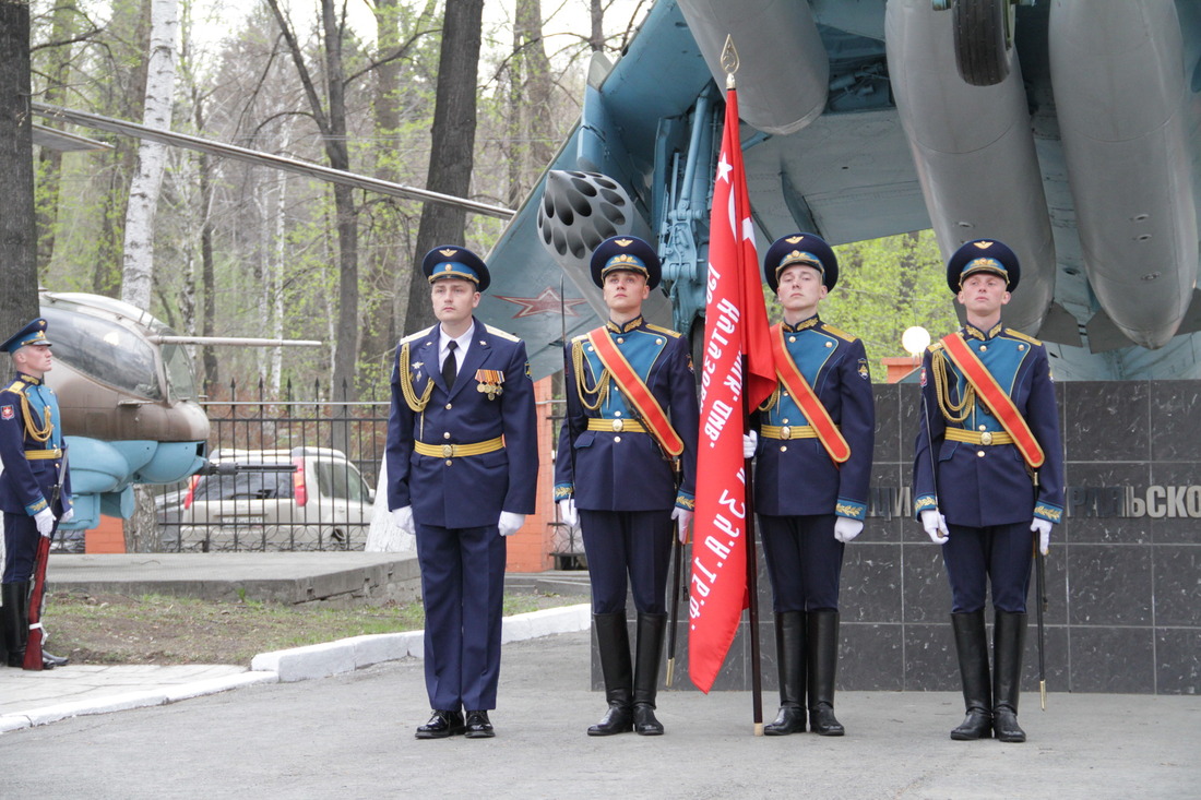 Военнослужащие 2 командования ВВС и ПВО с точной копией Знамени Победы