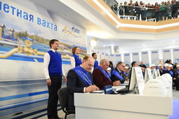 Слева направо: Петр Созонов, Григорий Поляков, Евгений Яковлев оставляют свои подписи в журнале Почетной вахты