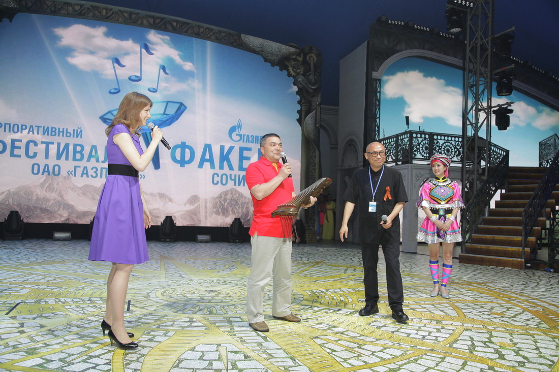 Китайский цисяньцинь — подарок «Газпрому» (второй слева Анатолий Капчеля, член оргкомитета фестиваля «Факел»)