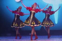 Танец «Калинка» в исполнении хореографического ансамбля «Лапушки» на вечере «Сияние Севера»