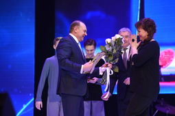 Петр Созонов награждает обладателя Гран-при Фестиваля — руководителя образцового ансамбля танца "Сюрприз"