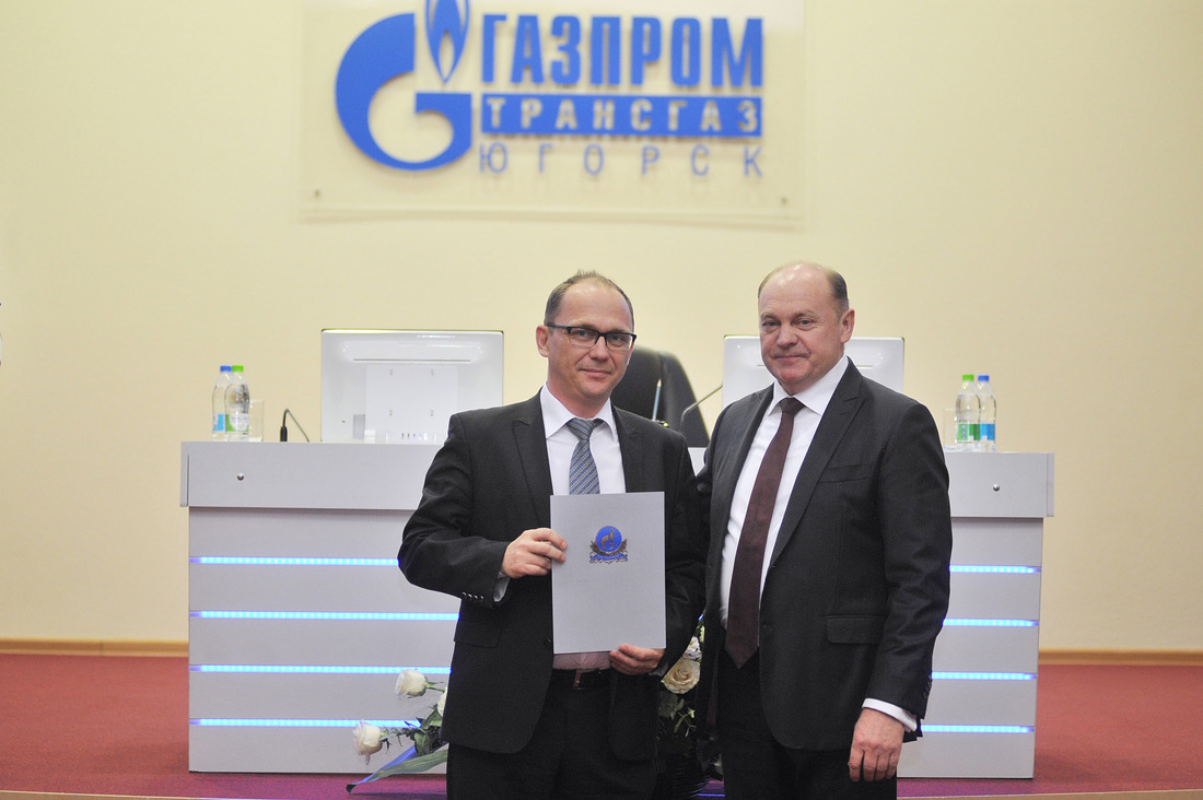 Благодарность ПАО «Газпром» объявлена начальнику Ново-Уренгойского ЛПУМГ (слева)