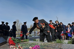 Ветераны возлагают цветы к Вечному огню