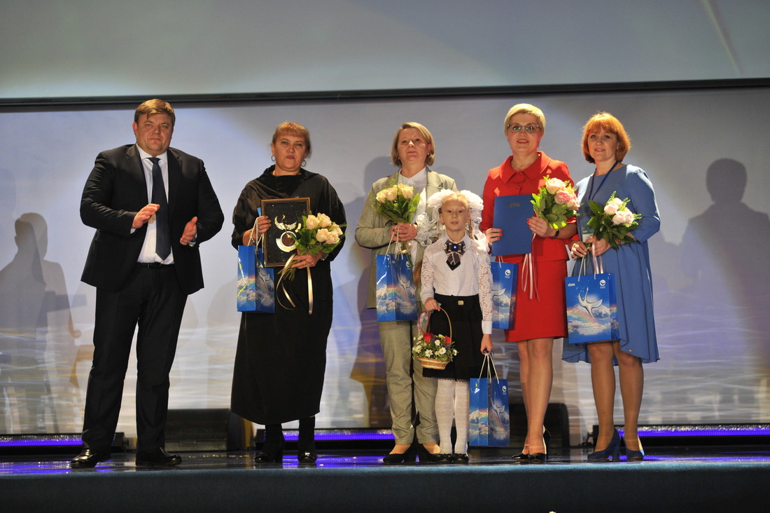 Глава города Югорска Андрей Бородкин поздравил победителей в номинации «За успехи в просветительской деятельности в области популяризации ЗОЖ среди детей и молодежи»