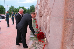 Петр Созонов и Михаил Бодак возлагают цветы к мемориальному комплексу Воинской славы