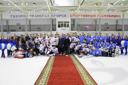Общее фото участников второго турнира на Кубок генерального директора Общества «Газпром трансгаз Югорск» по хоккею с шайбой