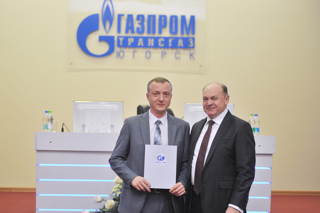 Благодарность ПАО «Газпром» объявлена начальнику Комсомольского ЛПУМГ (слева)