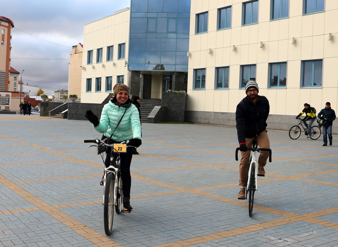 Сотрудники администрации Общества Дарья Бодак и Александр Макаров приехали на работу на велосипедах
