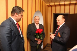 Андрей Годлевский (слева) и Петр Созонов (справа) поздравили с Днем Победы ветерана войны Петра Суворова