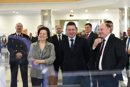 Слева направо: Наталья Комарова, Игорь Холманских, Петр Созонов на выставке энергоэффективных технологий в центральном офисе ООО "Газпром трансгаз Югорск"