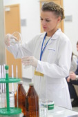 Лаборанты химического анализа демонстрируют опыты