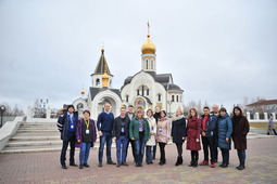 Участники конкурса во время экскурсии по Югорску. Храм Сергия Радонежского