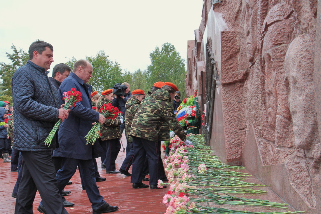 Церемония возложения цветов к Мемориальному комплексу "Воинская слава"