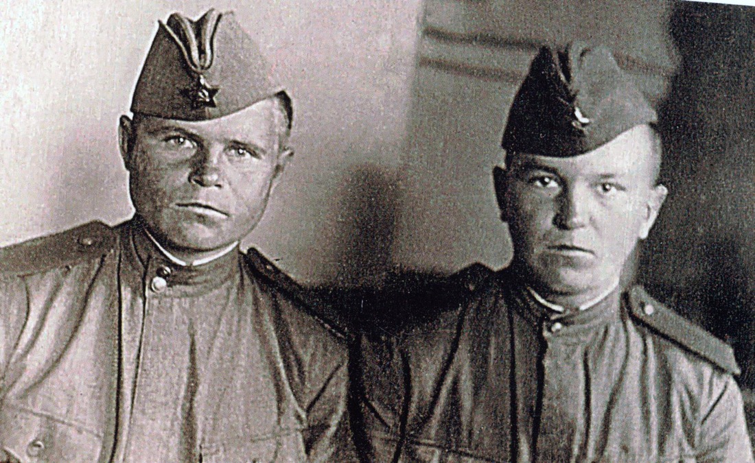 Борис Маковеев (справа) с товарищем, 1944 год