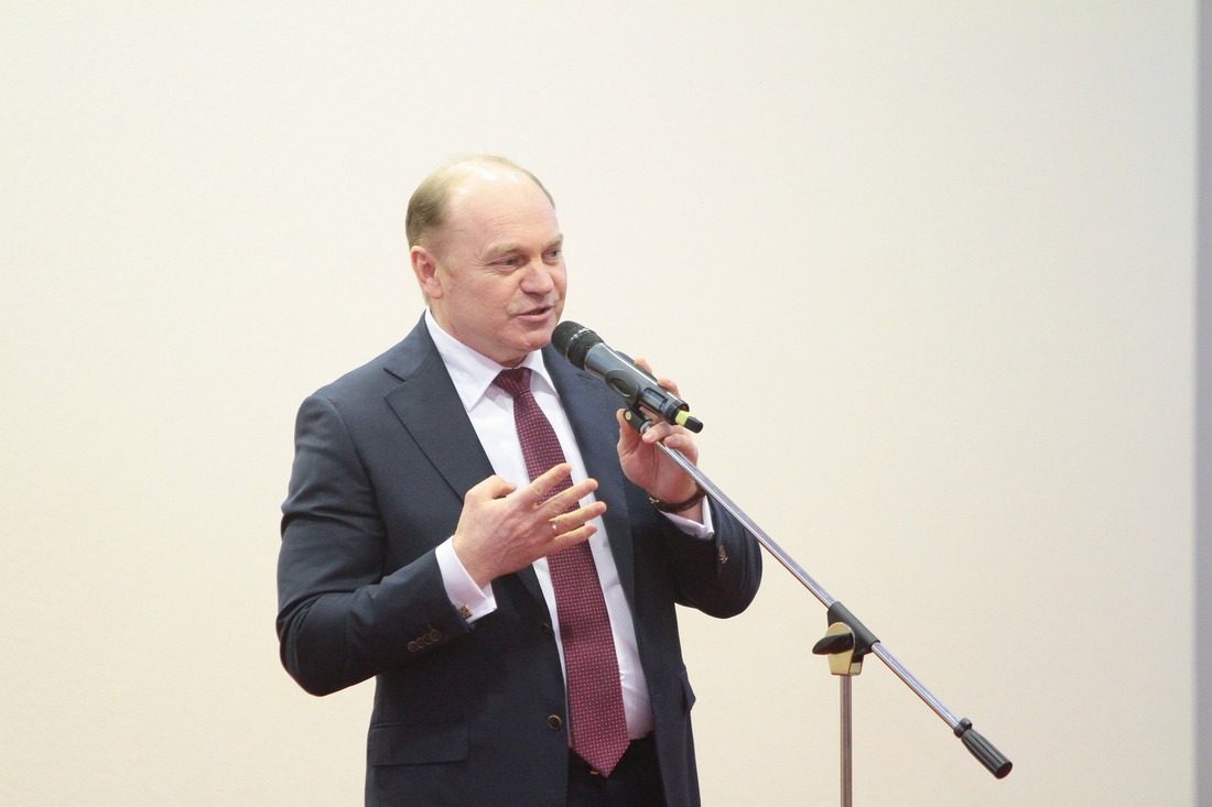 Генеральный директор компании Петр Созонов поприветствовал молодых специалистов