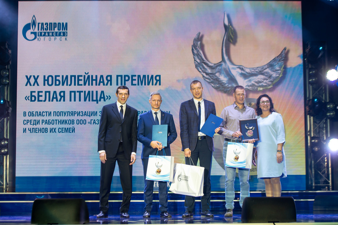 Слева — почетный гость церемонии, олимпийский чемпион, хоккеист Павел Дацюк с дипломантами Премии «Белая птица»