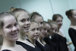 Воспитанницы образцового ансамбля танца "Сюрприз" на мастер-классе