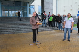Петр Созонов приветствует участников автопробега