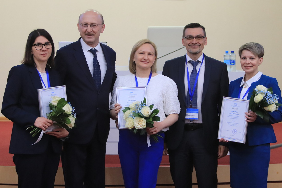 Победительница и призеры конкурса с заместителем генерального директора по управлению персоналом ООО «Газпром трансгаз Югорск» Сергеем Андриановым и начальником отдела кадров и трудовых отношений Павлом Немцовым
