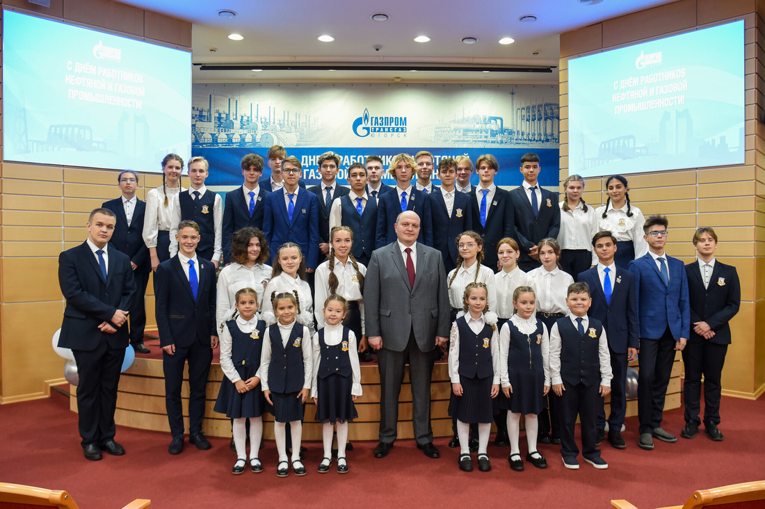 Учащиеся «Газпром-класса» и начальных классов Лицея им. Г.Ф. Атякшева поздравили коллектив предприятия с праздником