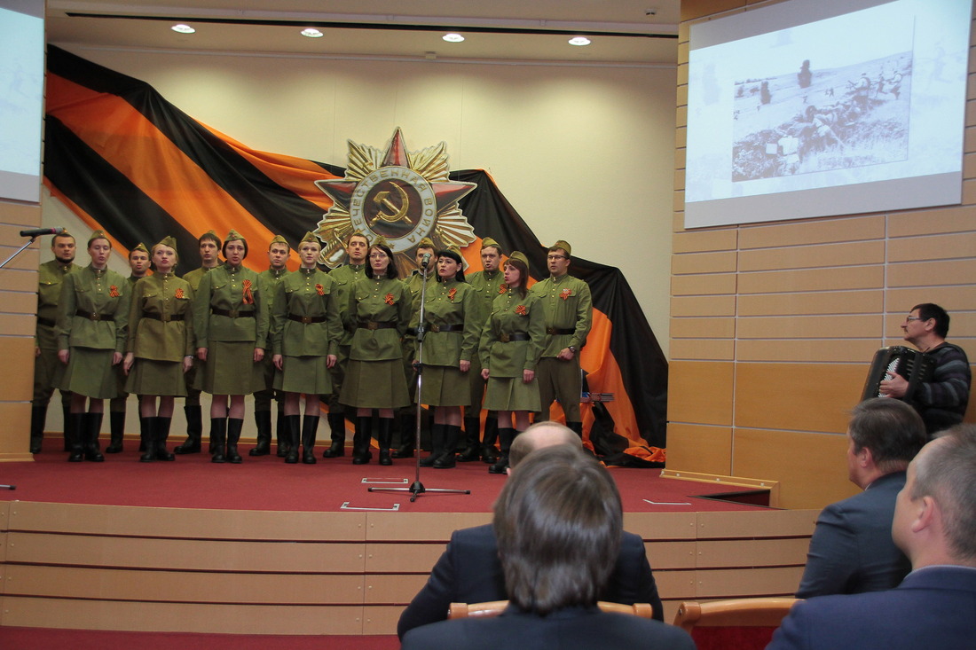 На сцене звучат песни военного времени