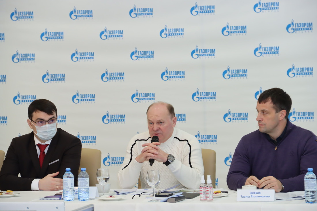 Генеральный директор ООО "Газпром трансгаз Югорск" Петр Созонов (в центре)