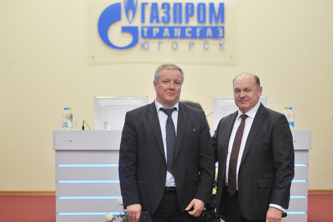 Главный механик ООО «Газпром трансгаз Югорск» — «Почетный работник ПАО "Газпром"» (слева) и генеральный директор Общества Петр Созонов
