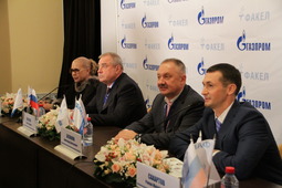 На пресс — конференции (слева направо) Александра Пермякова, Юрий Важенин, Александр Беспалов, Роман Сахартов